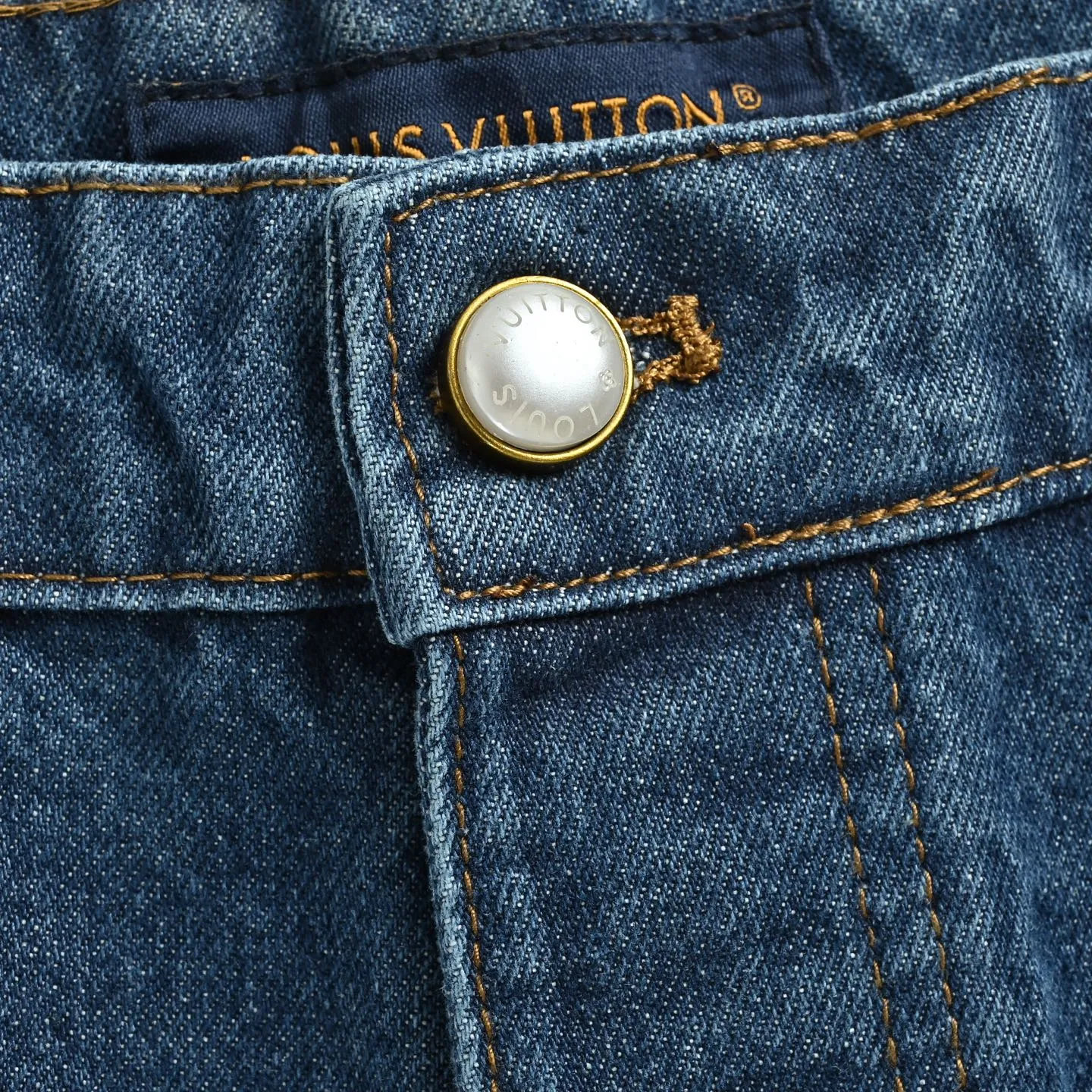 Louis Vuitton/Louis Vuitton denim shorts with embroidered logo on the back pocket